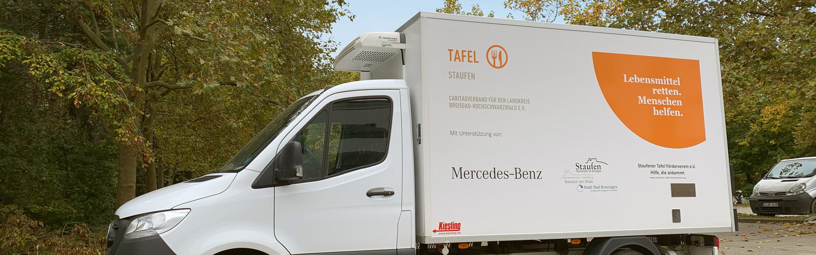 Fahrzeug mit Aufschrift „Lebensmittel retten. Menschen helfen.“