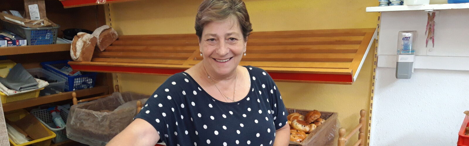 Eine Tafel-Mitarbeiterin mit einer Kiste Croissants