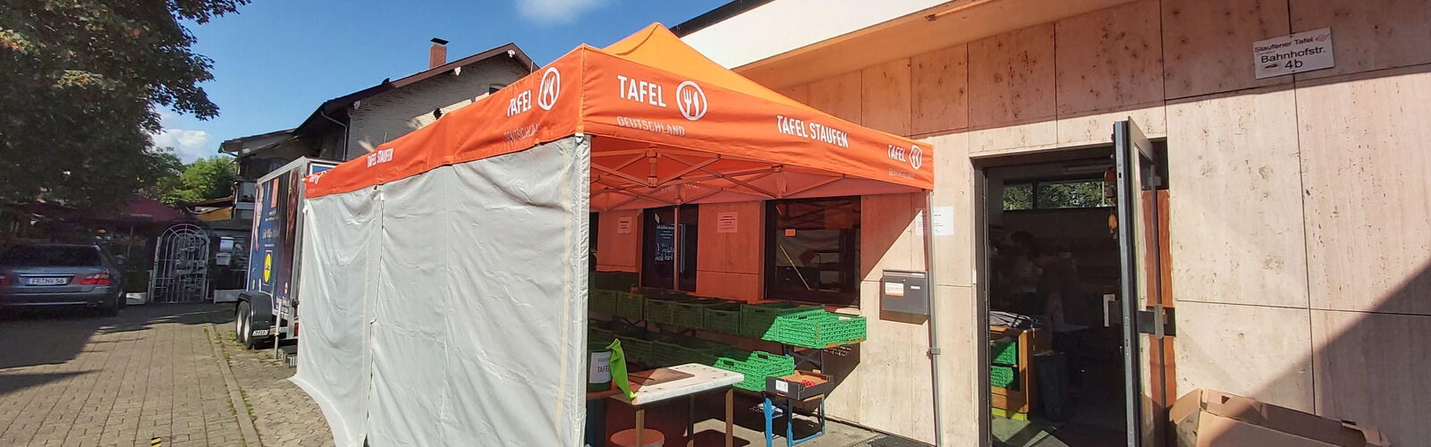 Pavillon mit aufgebauten Lebensmittelkisten