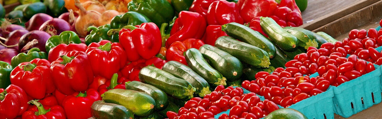 Gemüse an einem Marktstand